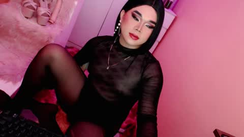 Snapshot of amiadoll chatting on February 6, 5:19 pm Queen Mireska online show from February 6, 5:19 pm