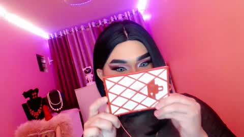 Snapshot of amiadoll chatting on February 16, 1:05 pm Queen Mireska online show from February 16, 1:05 pm