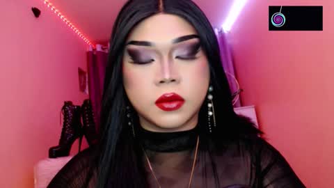 Snapshot of amiadoll chatting on October 18, 3:02 pm Queen Mireska online show from October 18, 3:02 pm