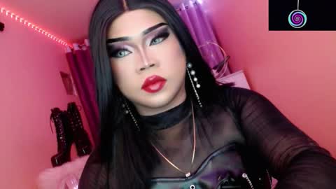 Snapshot of amiadoll chatting on October 25, 1:51 pm Queen Mireska online show from October 25, 1:51 pm