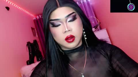 Snapshot of amiadoll chatting on October 26, 3:40 pm Queen Mireska online show from October 26, 3:40 pm