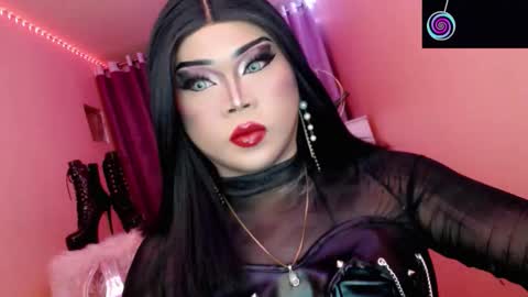 Snapshot of amiadoll chatting on November 6, 2:07 pm Queen Mireska online show from November 6, 2:07 pm