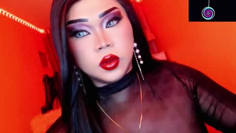 Snapshot of amiadoll chatting on November 23, 5:35 pm Queen Mireska online show from November 23, 5:35 pm