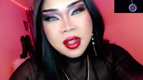 Snapshot of amiadoll chatting on November 28, 5:04 pm Queen Mireska online show from November 28, 5:04 pm