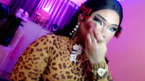Snapshot of amiadoll chatting on June 26, 5:39 pm Queen Mireska online show from June 26, 5:39 pm