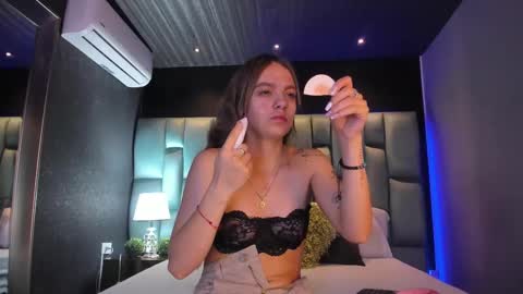 Snapshot of ammyjoness_ chatting on February 21, 11:44 am Ammy Jones online show from February 21, 11:44 am