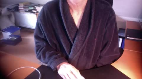 Snapshot of amor2200 chatting on November 11, 8:14 am Amor2200 online show from November 11, 8:14 am