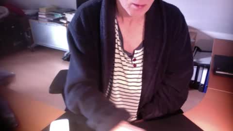 Snapshot of amor2200 chatting on November 25, 8:58 am Amor2200 online show from November 25, 8:58 am