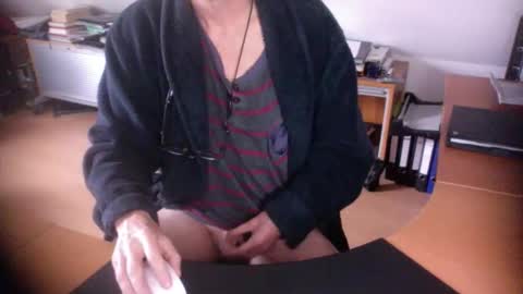 Snapshot of amor2200 chatting on December 5, 10:57 am Amor2200 online show from December 5, 10:57 am