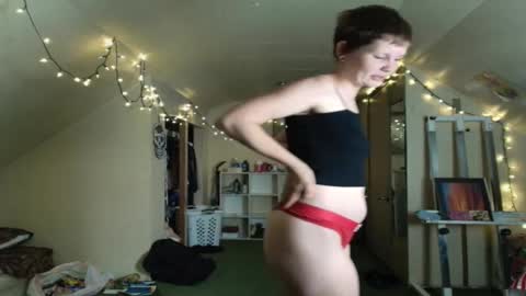 Snapshot of amoramystic chatting on October 16, 4:02 am Amora Mystic online show from October 16, 4:02 am