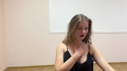 Snapshot of amorelle_ chatting on April 19, 12:54 am amorelle_ online show from April 19, 12:54 am