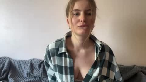 Snapshot of amorelle_ chatting on April 21, 10:10 am amorelle_ online show from April 21, 10:10 am