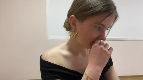 Snapshot of amorelle_ chatting on April 21, 10:12 pm amorelle_ online show from April 21, 10:12 pm