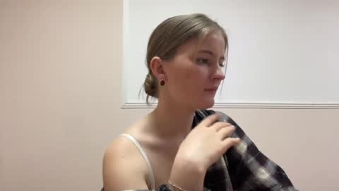 Snapshot of amorelle_ chatting on April 26, 9:12 pm amorelle_ online show from April 26, 9:12 pm