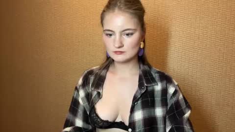 Snapshot of amorelle_ chatting on June 16, 7:38 pm amorelle_ online show from June 16, 7:38 pm