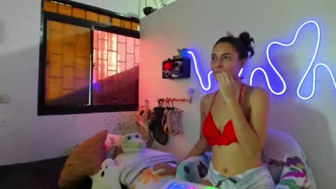Snapshot of amy_and_eloise chatting on October 19, 3:23 pm AmyEloise online show from October 19, 3:23 pm