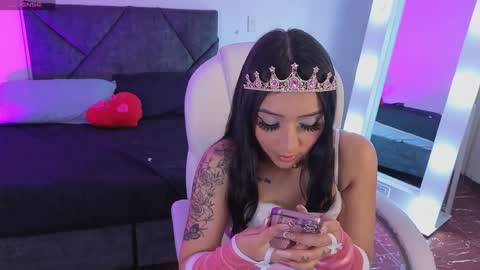 Snapshot of amy_fox2 chatting on May 1, 12:43 pm Amy online show from May 1, 12:43 pm