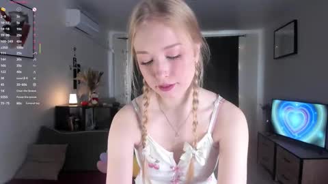 Snapshot of amylouwood chatting on February 14, 6:43 am Amy online show from February 14, 6:43 am