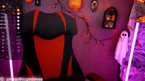 Snapshot of amywhitenessxx chatting on October 25, 10:45 am Amy switch Goddess divine Mistress online show from October 25, 10:45 am