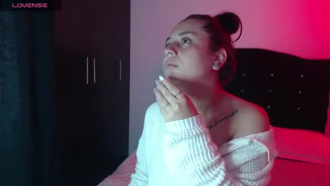 ana_arms_ online show from April 3, 1:09 pm