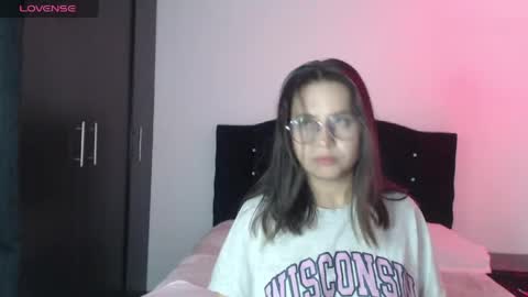 ana_arms_ online show from April 26, 7:44 pm