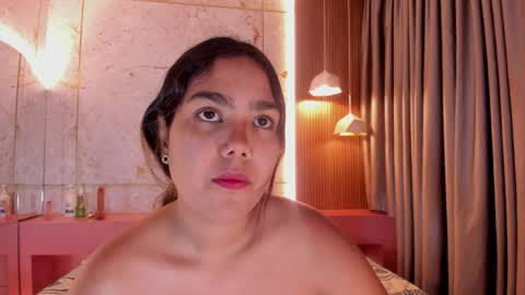 Snapshot of anaelle_bardin chatting on May 4, 11:50 am Anna online show from May 4, 11:50 am