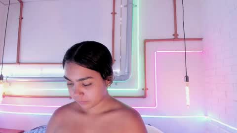 Snapshot of anaelle_bardin chatting on May 8, 12:10 pm Anna online show from May 8, 12:10 pm