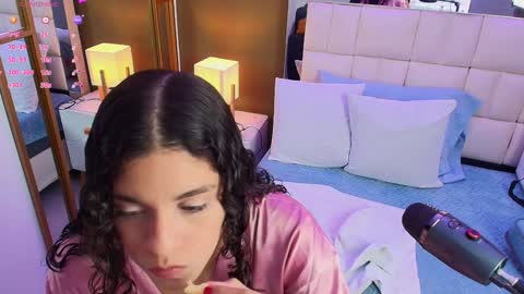 Snapshot of anahi_maite chatting on February 6, 7:51 pm Anahi online show from February 6, 7:51 pm