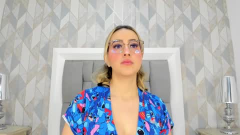 Snapshot of anais_cooper chatting on February 1, 11:32 am online show from February 1, 11:32 am