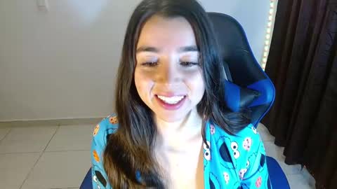 Snapshot of anarosse__ chatting on December 7, 11:18 am ana 3 online show from December 7, 11:18 am
