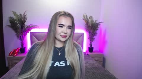 Snapshot of anastacyyellig chatting on October 9, 1:25 am anastacyyellig online show from October 9, 1:25 am