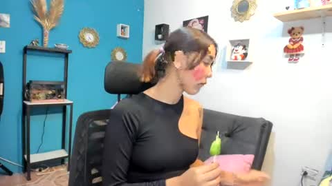 Snapshot of anastasia_tuya chatting on July 16, 9:32 pm anastasia online show from July 16, 9:32 pm