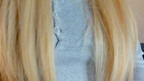 Snapshot of andanda2kk chatting on March 1, 10:34 pm Layla online show from March 1, 10:34 pm