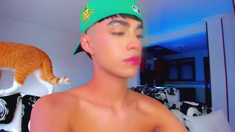 Snapshot of anddy_grey1 chatting on January 21, 8:32 pm Dani 3 online show from January 21, 8:32 pm