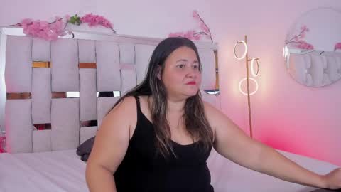 Snapshot of andreamom_ chatting on June 7, 11:41 pm Andrea online show from June 7, 11:41 pm