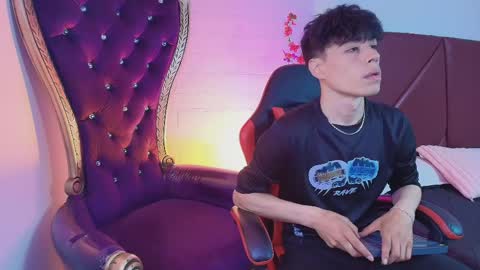 andreew_style_ online show from April 13, 8:25 pm