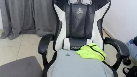 andres180950734 online show from January 17, 11:26 am