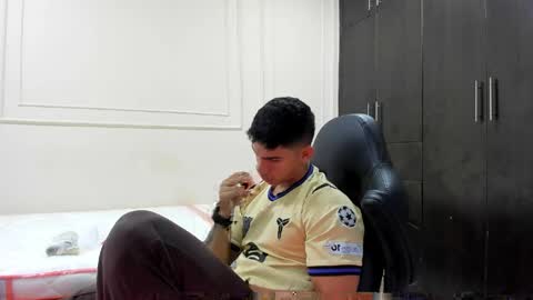 andres_stud online show from April 18, 4:27 am