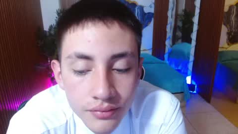 andres_tay online show from April 15, 5:14 am