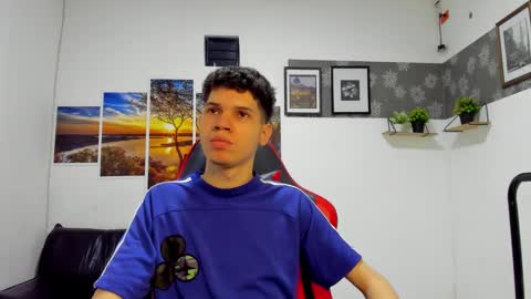 andrew_2811 online show from December 14, 5:35 am