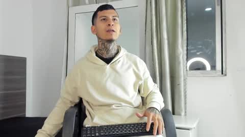 andrew_sanders69 online show from November 16, 3:12 am