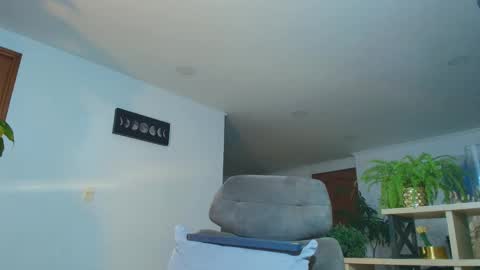 Snapshot of andrew_west_ chatting on December 1, 11:43 pm ANDREW WEST online show from December 1, 11:43 pm