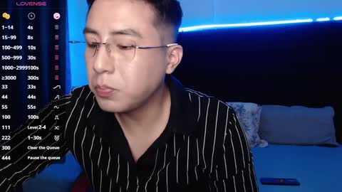 andrewmhilton_ online show from January 17, 2:39 am