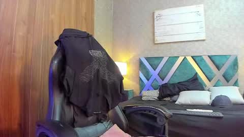 Snapshot of andreww_whitee chatting on December 4, 8:07 pm AndreW White online show from December 4, 8:07 pm