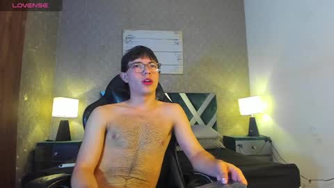 Snapshot of andreww_whitee chatting on December 5, 10:01 pm AndreW White online show from December 5, 10:01 pm