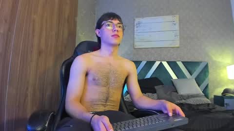 Snapshot of andreww_whitee chatting on December 10, 9:33 pm AndreW White online show from December 10, 9:33 pm