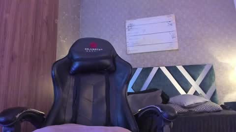 Snapshot of andreww_whitee chatting on December 12, 1:32 am AndreW White online show from December 12, 1:32 am