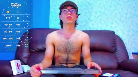 Snapshot of andreww_whitee chatting on February 21, 8:27 pm AndreW White online show from February 21, 8:27 pm