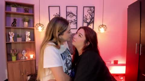 Snapshot of andy_and_emma chatting on February 7, 1:01 pm andy_and_emma online show from February 7, 1:01 pm