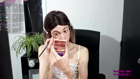 Snapshot of andy_vander chatting on February 8, 3:48 pm Andy van der Rose online show from February 8, 3:48 pm